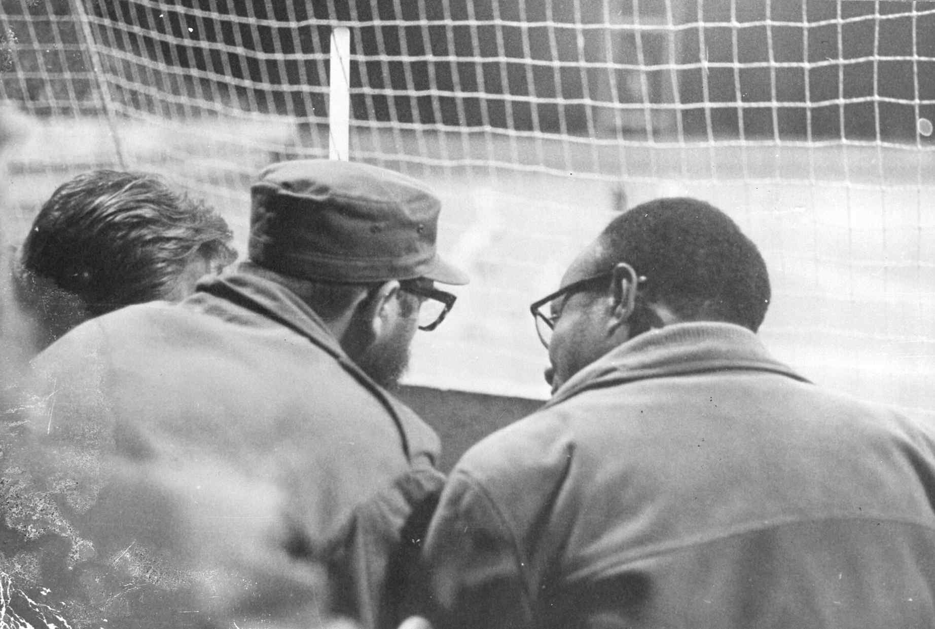 Amílcar Cabral en pleine discussion avec Fidel Castro, en janvier 1966, à Cuba.