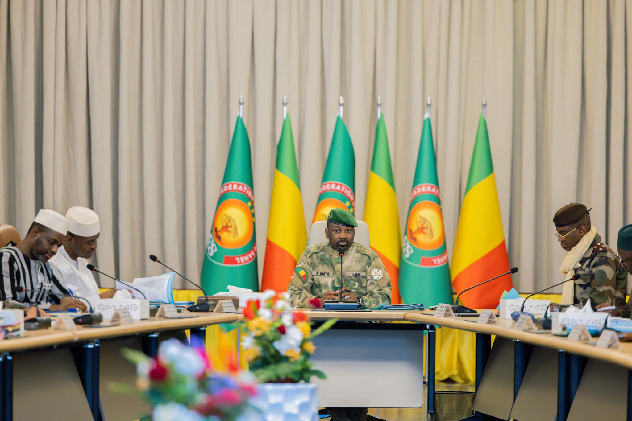 Le président de la transition malienne, le général Assimi Goïta, au conseil des ministres du 12 mars 2025.