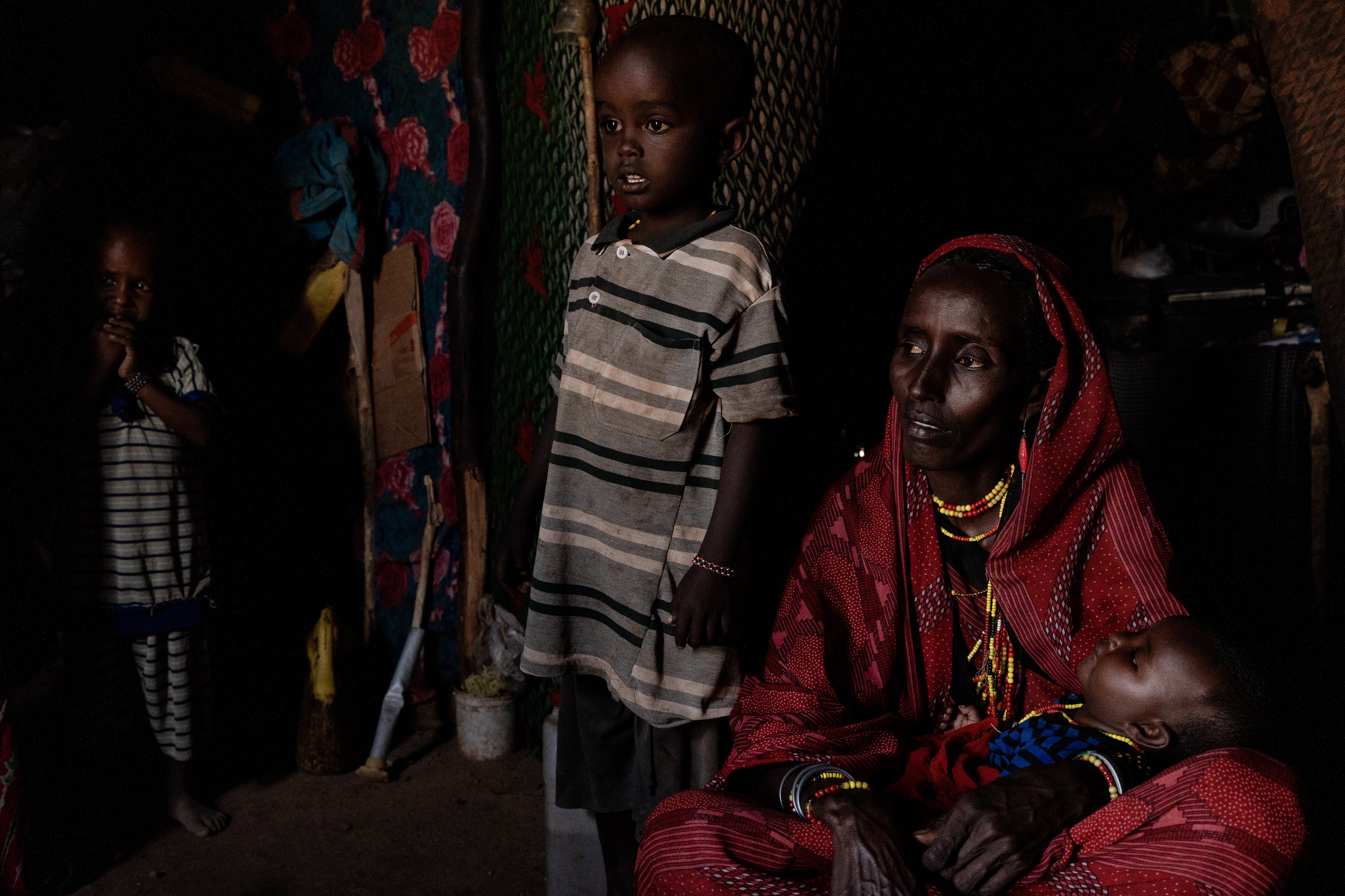 Adho Abudho, 38 ans. Cette mère de cinq enfants allaite un nouveau né et doit suivre un programme pour les mères malnutries. À Malabot, en périphérie de North Horr (8 février 2023).