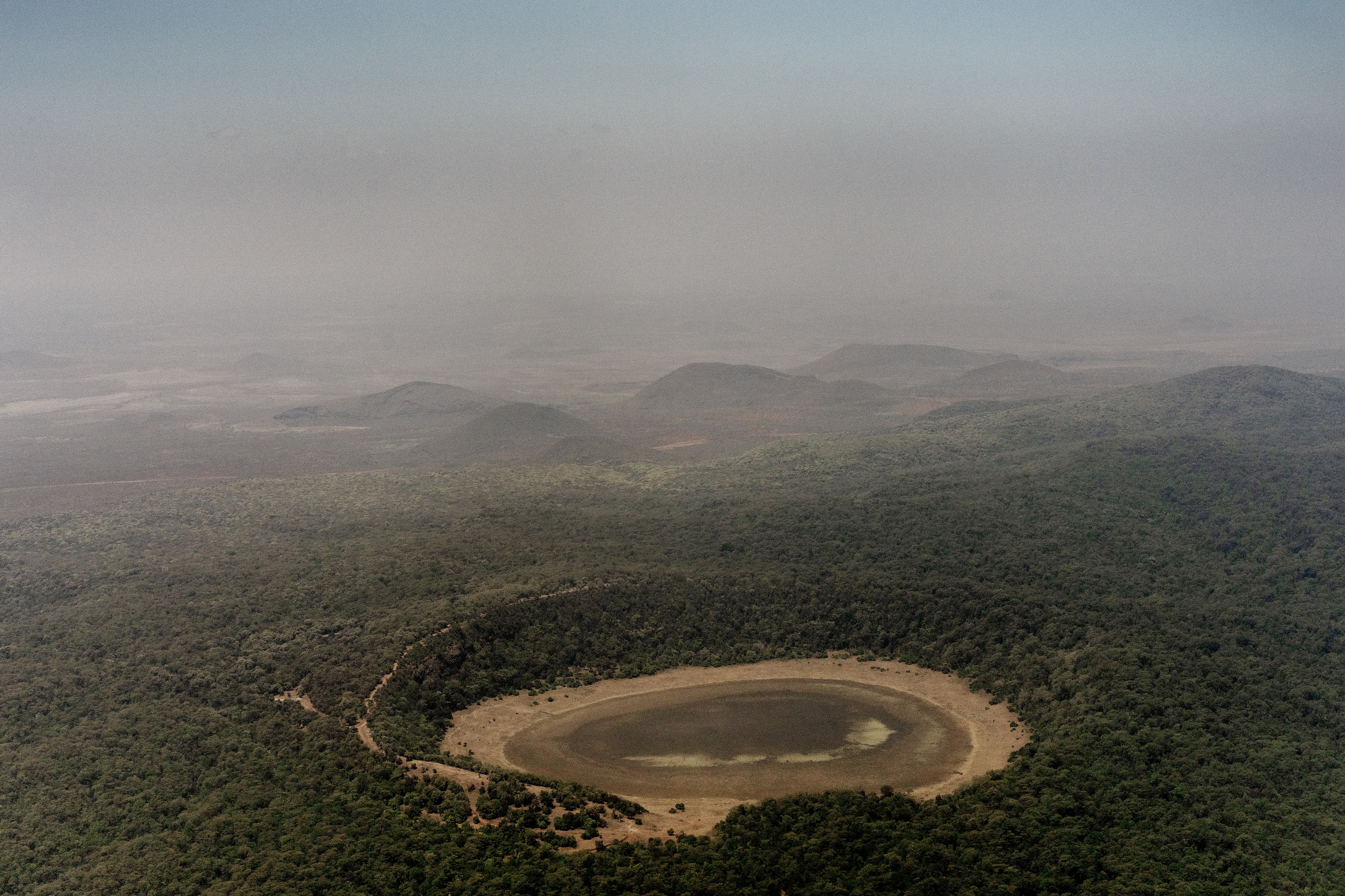 Vu aérienne de l'un des cratères désséchés du Parc national de Marsabit (10 février 2023).