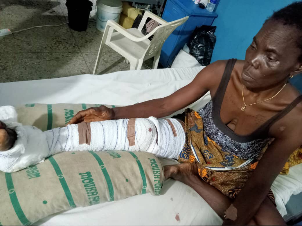 Lors d'une manifestation en mai 2022, Iyabo Batu a été blessée au genou par un agent de sécurité de l'entreprise.