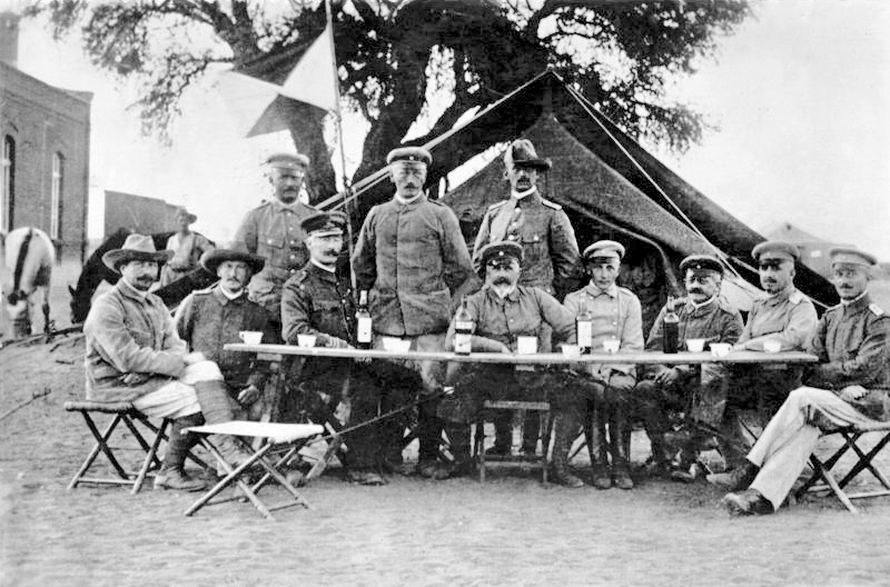 Le général de corps d'armée Lothar von Trotha (au centre), commandant en chef de la troupe de protection en Afrique du Sud-Ouest allemande, avec son état-major, à Keetmanshoop, pendant la révolte des Hereros, en 1904.