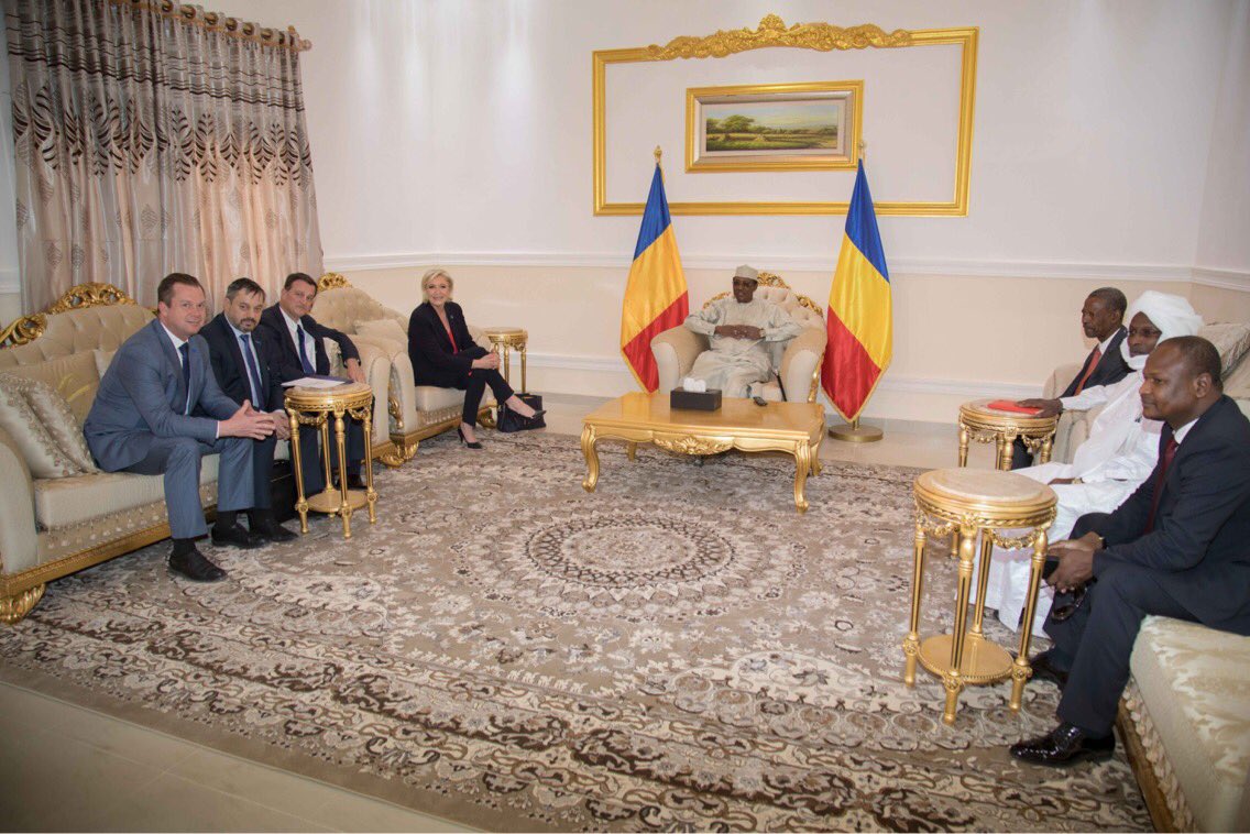 Marine Le Pen et son entourage dans la résidence d'Idriss Déby Itno à Amdjarass le 21 mars 2017.