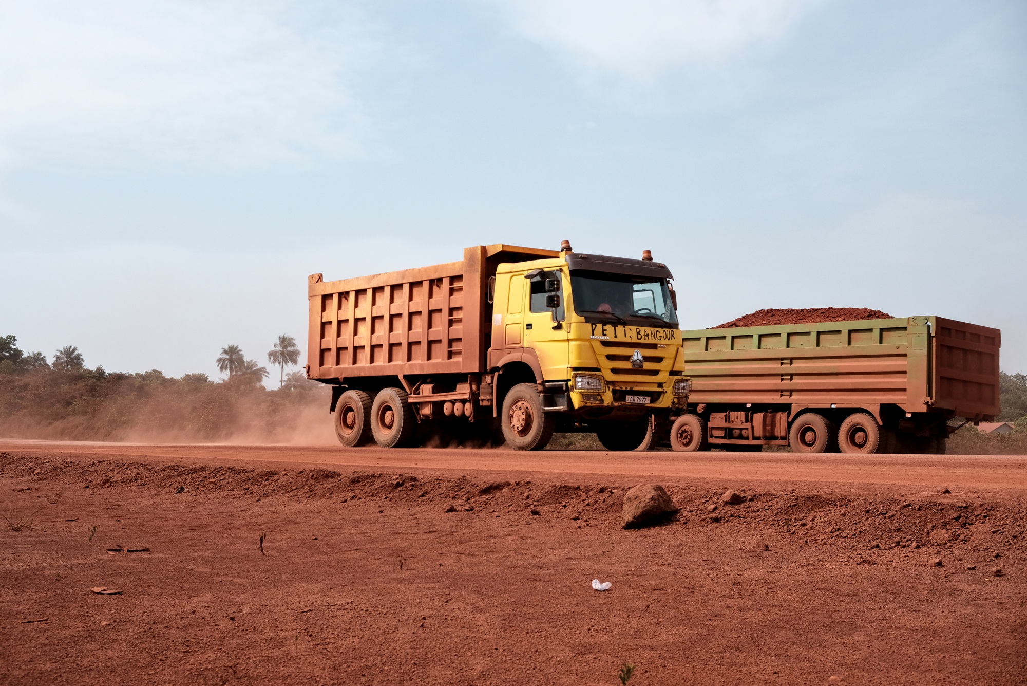 Camions chargés de bauxite sur la route du port de Kokaya (Guinée).