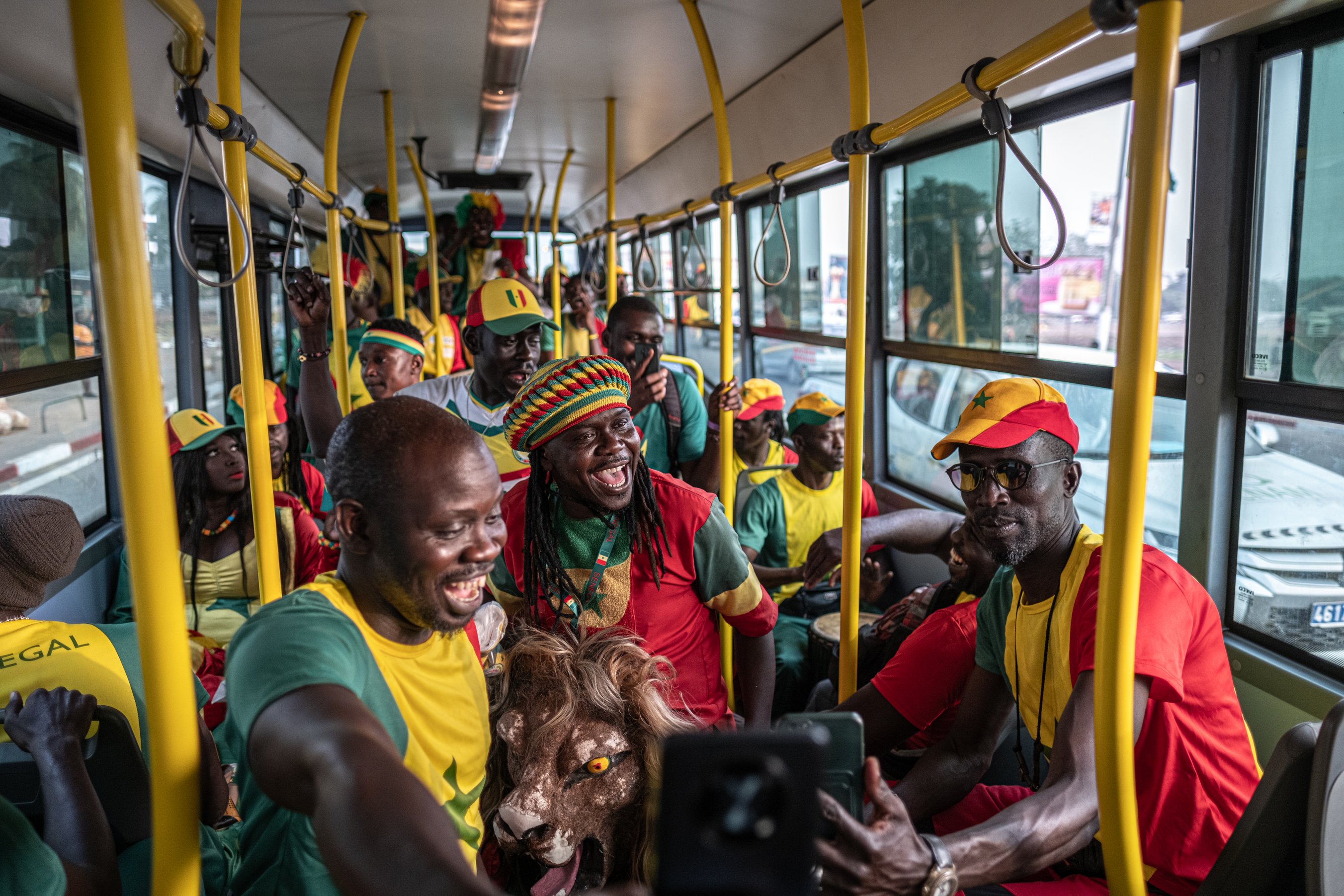 Les supporters sénégalais du Douzième Gaindé se dirigent vers le stade pour assister au huitième de finale entre leur pays et la Côte d'Ivoire.