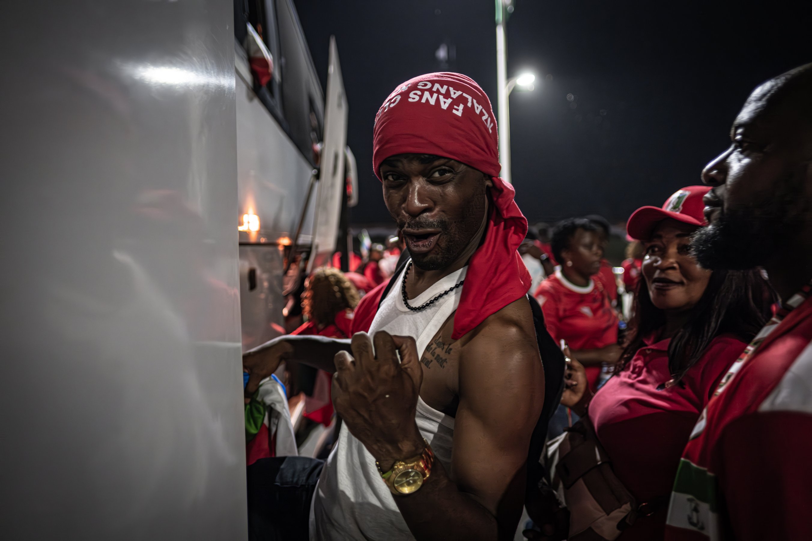 Miles Bayeme Ndong, l'un des leaders des supporters équato-guinéens, qui est également fonctionnaire, chanteur et entraîneur de handball.