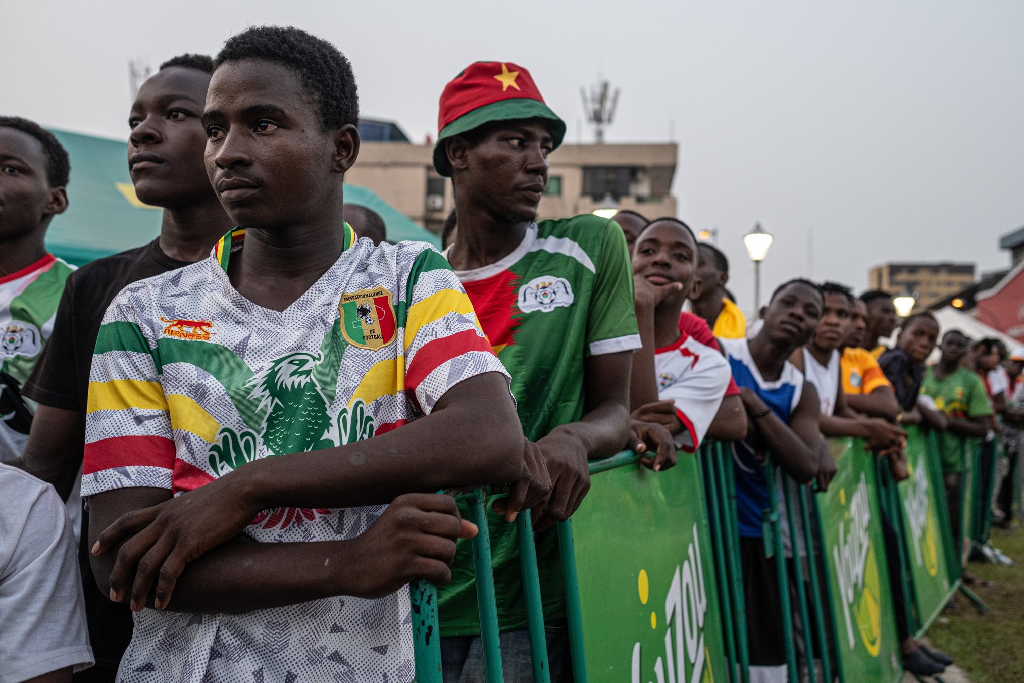 Dans la « fan zone » du quartier de Treichville, à Abidjan, les supporters maliens et burkinabè assistent ensemble au match du 30 janvier 2024.