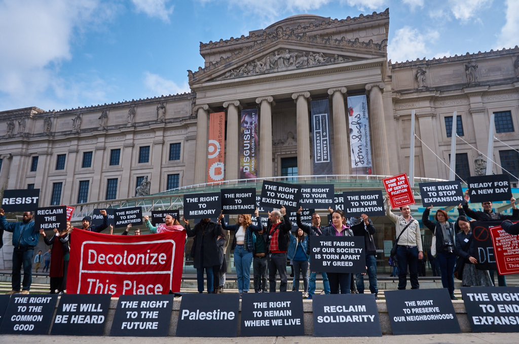 Devant le musée de Brooklyn en avril 2018, des activistes du mouvement « Decolonize This Place ».