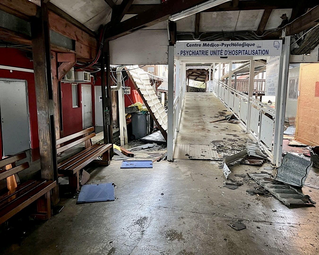 L'entrée du centre médico-psychologique du Centre hospitalier de Mayotte, quelques jours après le passage de Chido.