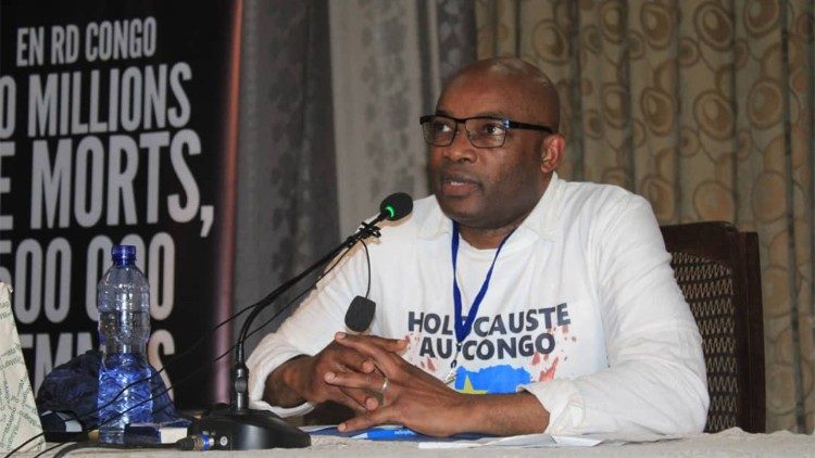 Charles Onana, lors d'une conférence à l'université de Kinshasa, le 17 mars 2024.