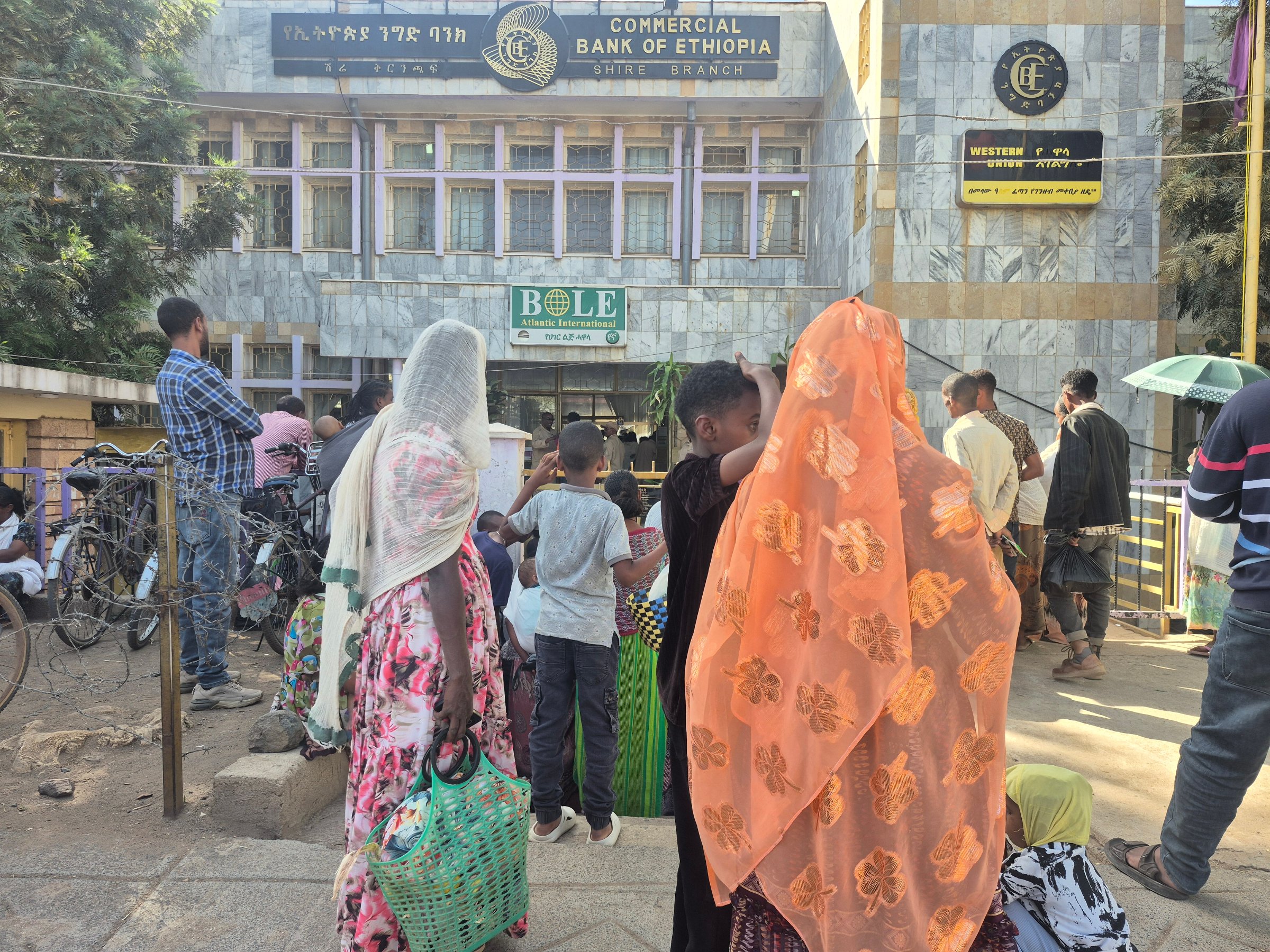 Des habitants de Shire, au Tigray, font la queue devant une banque, alors que le gouvernement prive la région d'espèces depuis plusieurs mois.