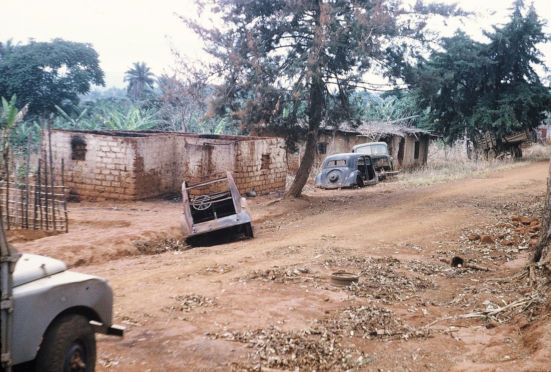 Une ville en partie détruite dans la région bamilékée, au Cameroun, en 1960.