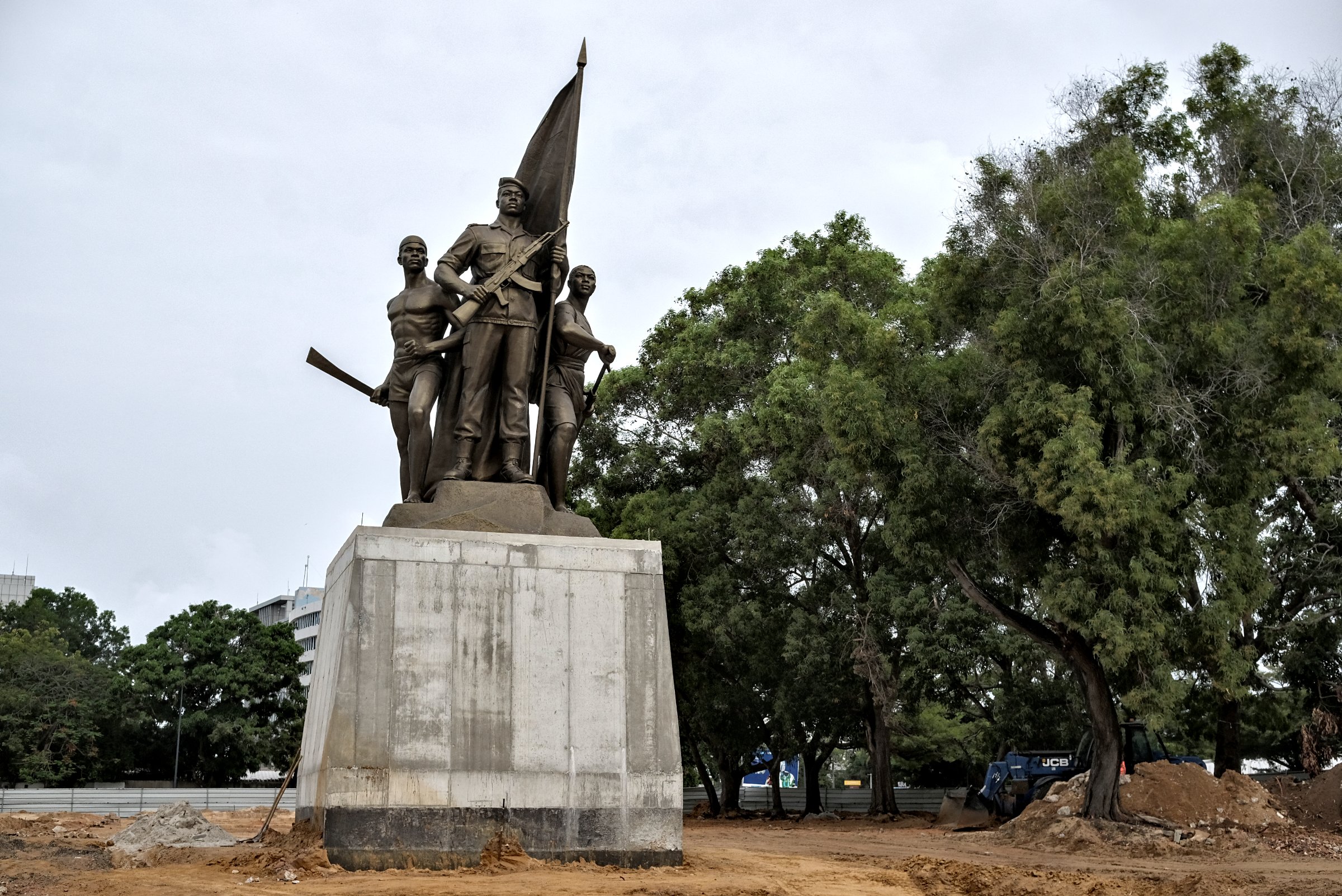 Monument érigé sous le régime Kérékou en hommage aux victimes du coup d'État manqué du 16 janvier 1977, place du Souvenir (anciennement place des Martyrs), à Cotonou.