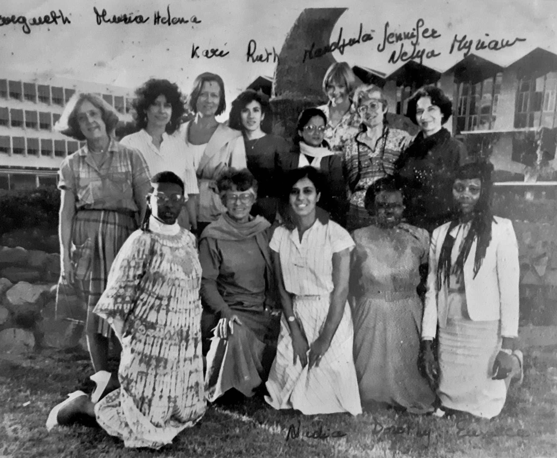 Eugénie Rokhaya Aw (en bas à gauche) aux côtés de participantes à la deuxième conférence internationale des femmes de Copenhague (juillet 1980).