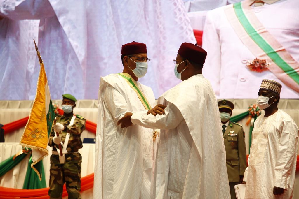 Mohamed Bazoum (à gauche) et Mahamadou Issoufou, lors de la passation de pouvoir le 2 avril 2021.