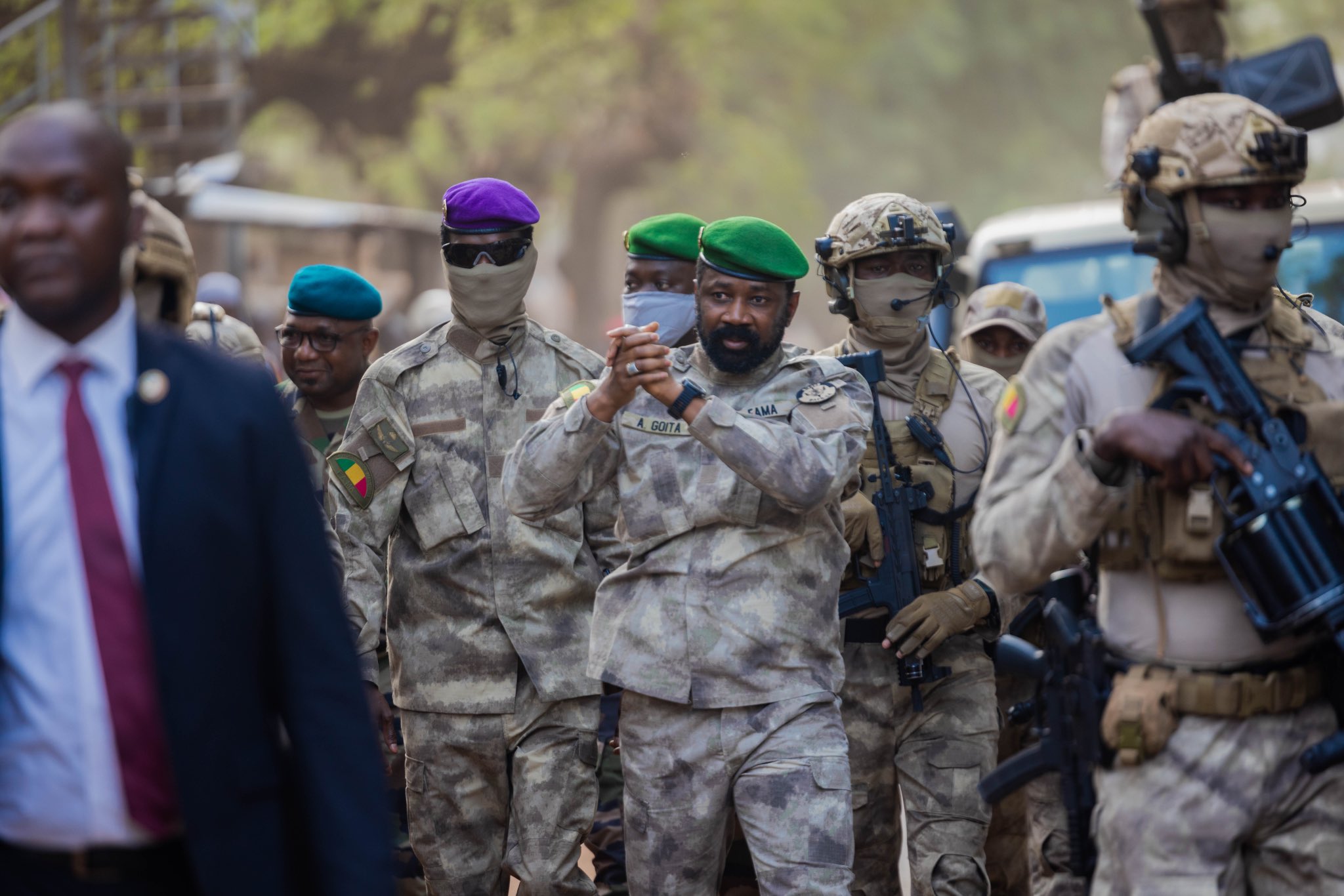 Le chef de la junte malienne, Assimi Goïta, dans les rues de Bamako, en octobre 2023.