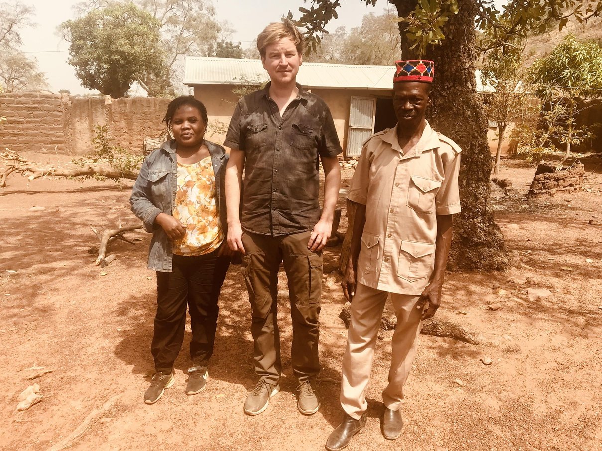 Flore Nobime et Olivier van Beemen dans le village de Sangou, au côté de Kinto Sylla (à droite), quelques heures avant leur arrestation.