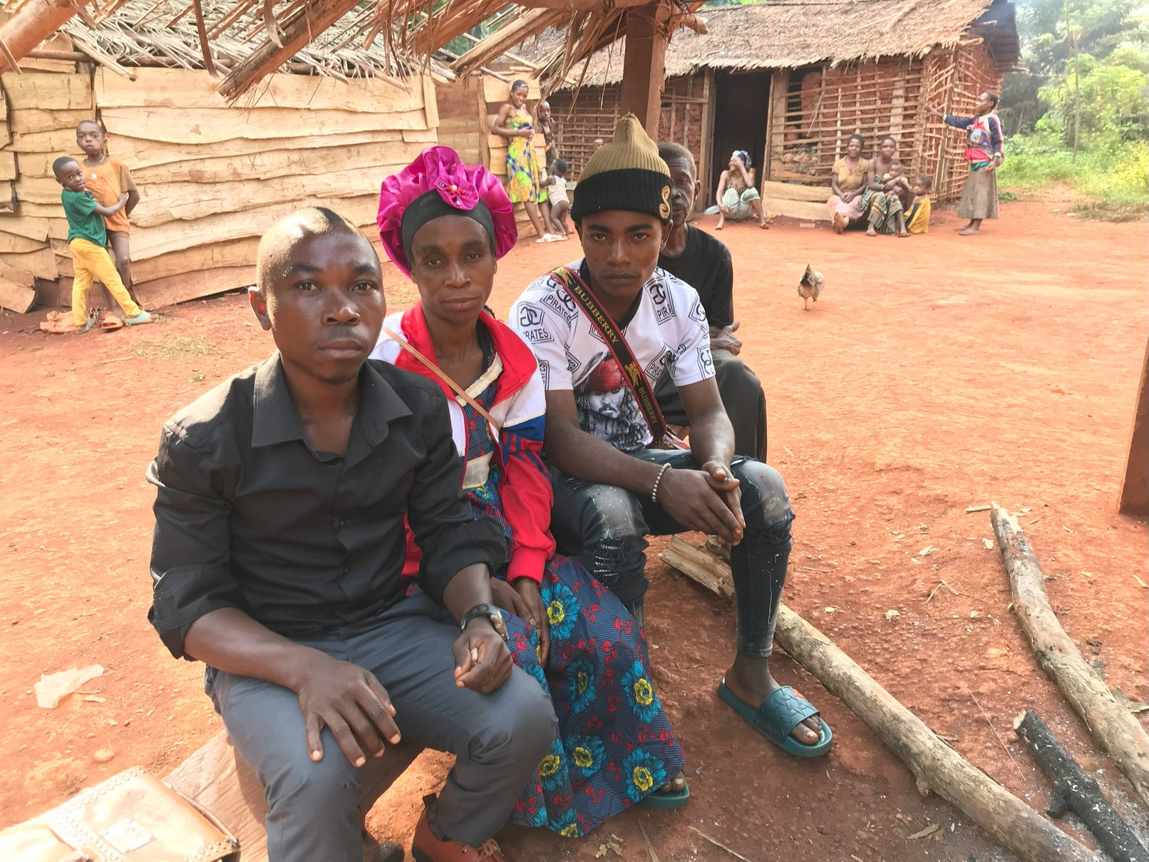 À Dissassoue, Honoré Ndjinawé (chemise noire) soulève les difficultés que la chasse aux trophées pose aux Baka.