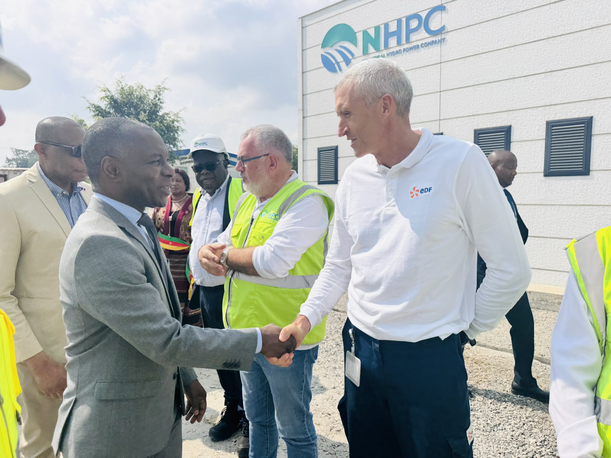 Thani Mohamed-Soilihi, ministre délégué français chargé de la Francophonie et des Partenariats internationaux, le 29 janvier, sur le site de Nachtigal (Cameroun).