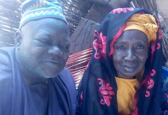 Yambo Ouologuem et son épouse, à Sévaré (Mali), peu de temps avant sa disparition.