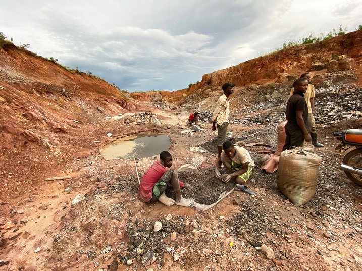 Des hommes préparent des sacs de cobalt issu d'une mine artisanale pour les vendre, à Kolwezi, en novembre 2019.