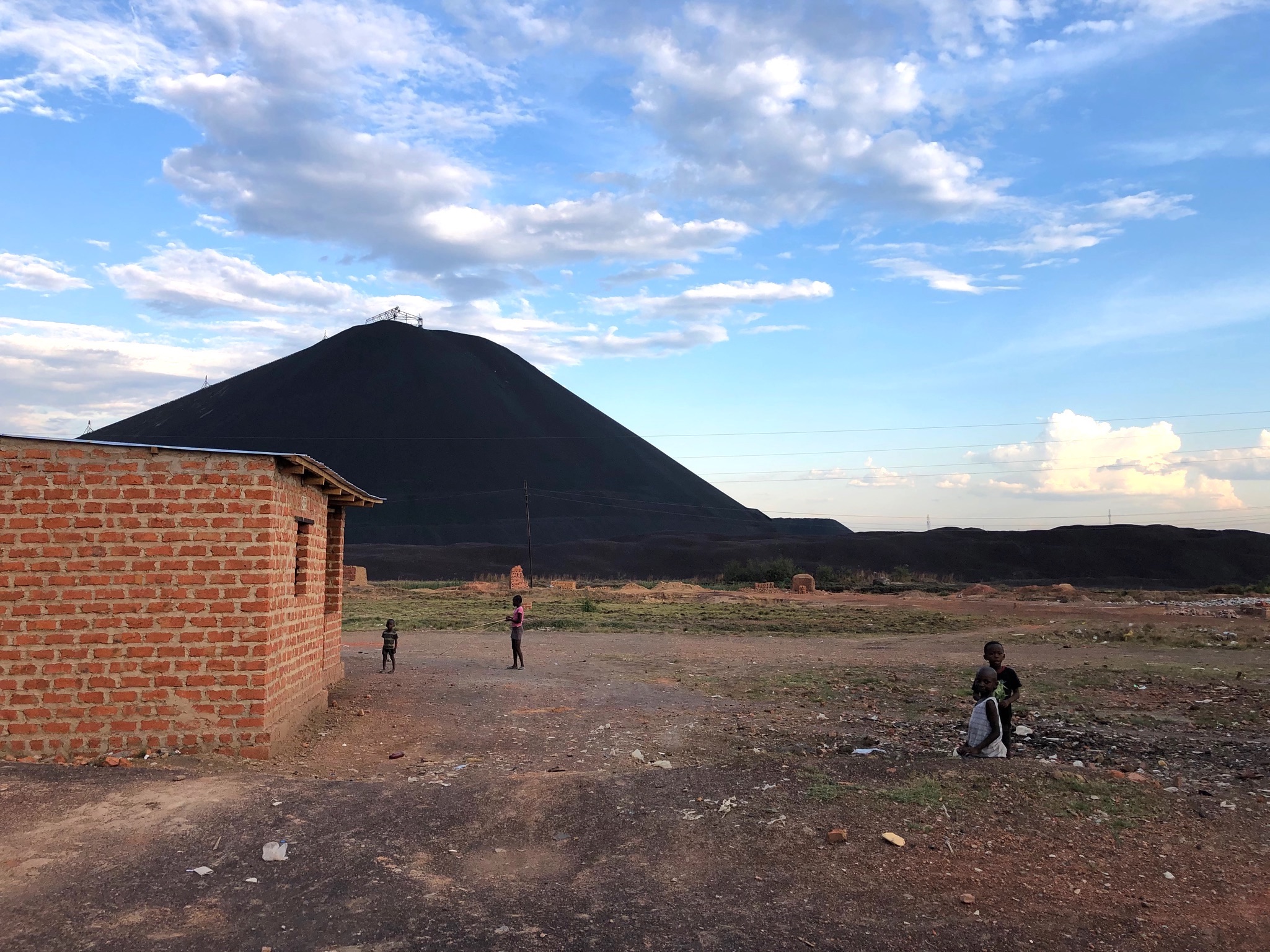 Des enfants jouent près du terril de Lubumbashi, en novembre 2019.