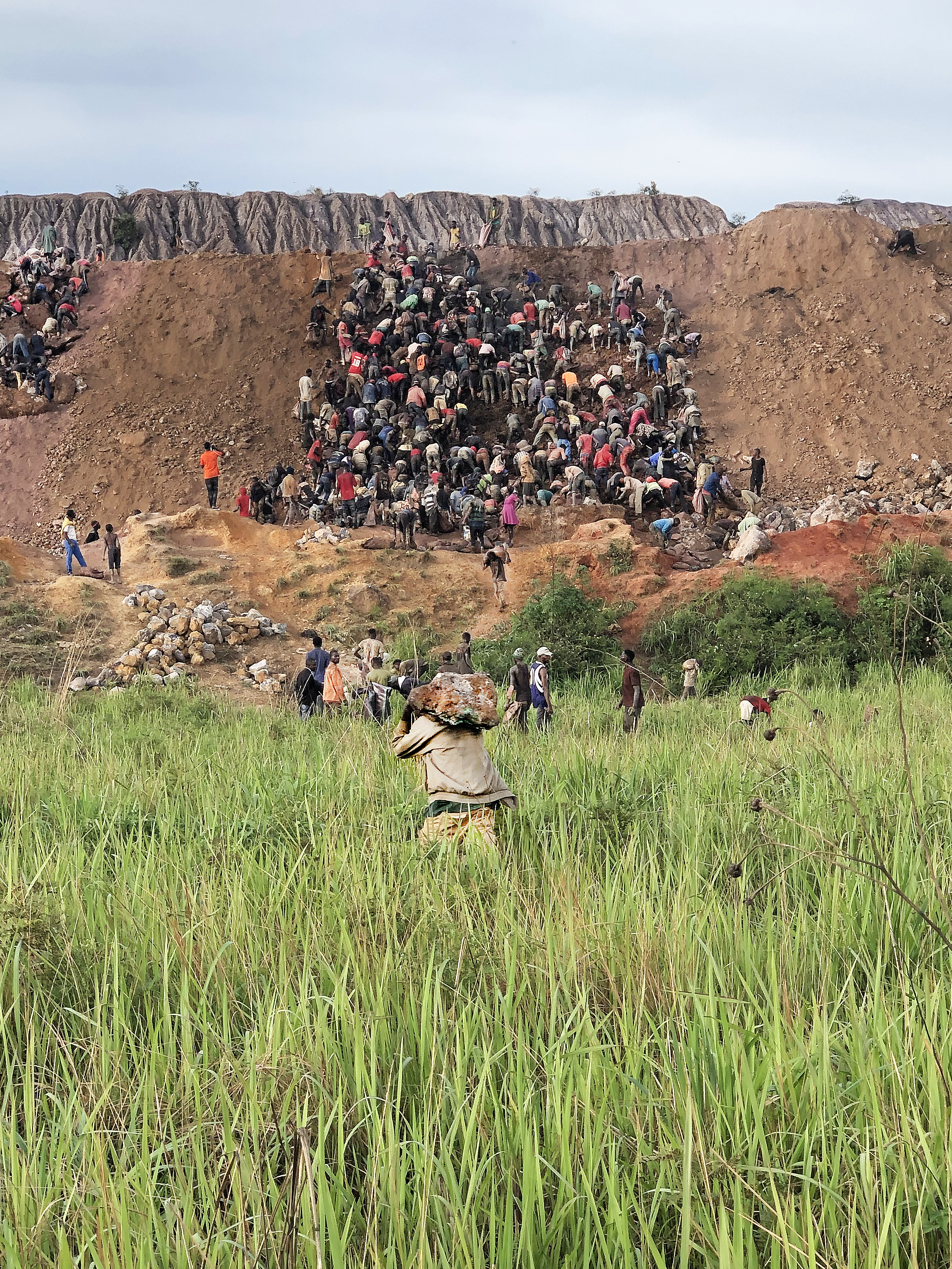 Hommes, femmes et enfants fouillent les stériles de Commus (Kolwezi, novembre 2019).