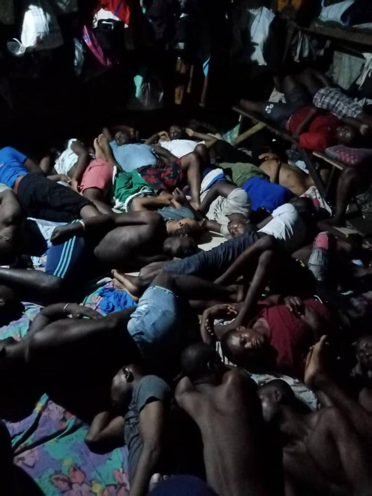 Dans la prison de New-Bell, à Douala, en novembre 2020. Les prisonniers, parmi lesquels des militants du MRC, y sont entassés.