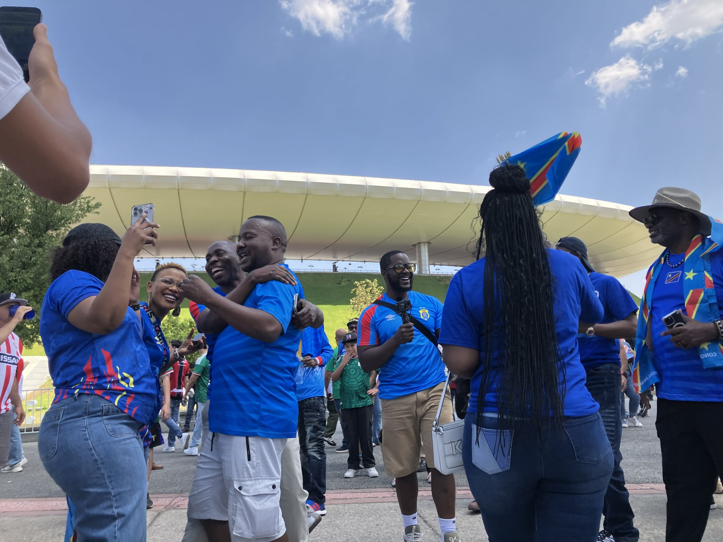 Des supporters congolais fêtent la qualification de la RD >Congo, au stade de Guadalajara, après la victoire des Léopards face à la Jamaïque en match de répéchage, le 31 mars 2026.