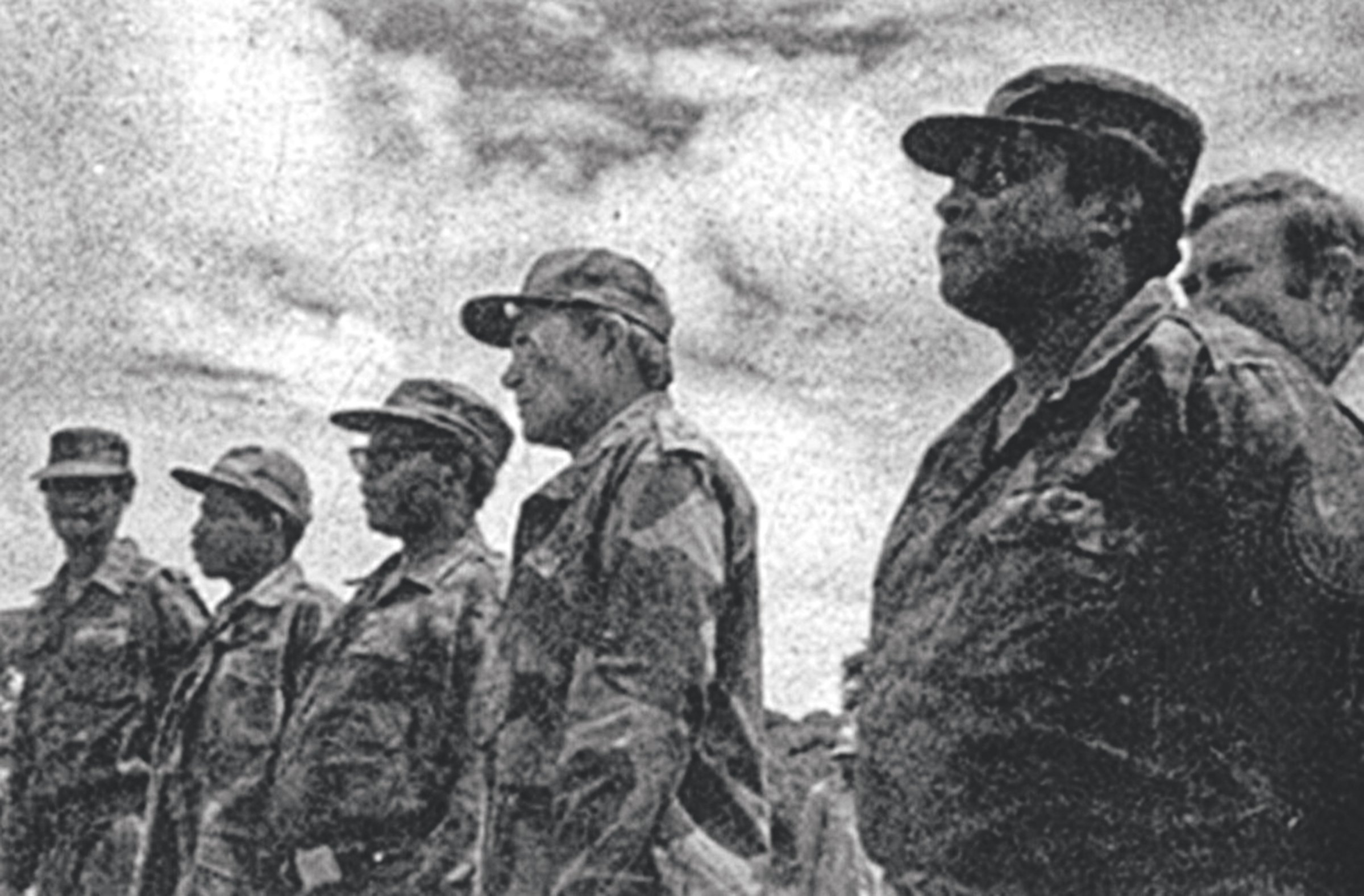 Modise, à droite, dans un camp en Angola, avec un officier soviétique et Oliver Tambo, vers 1969.