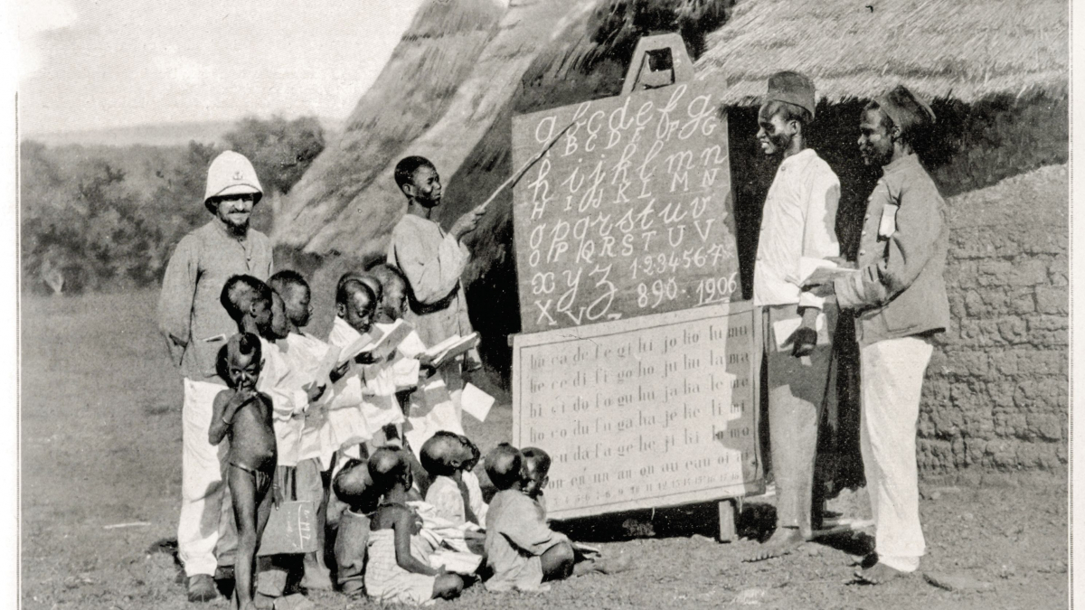L'école des enfants de troupes de tirailleurs indigènes au Soudan (actuel Mali), en 1906.