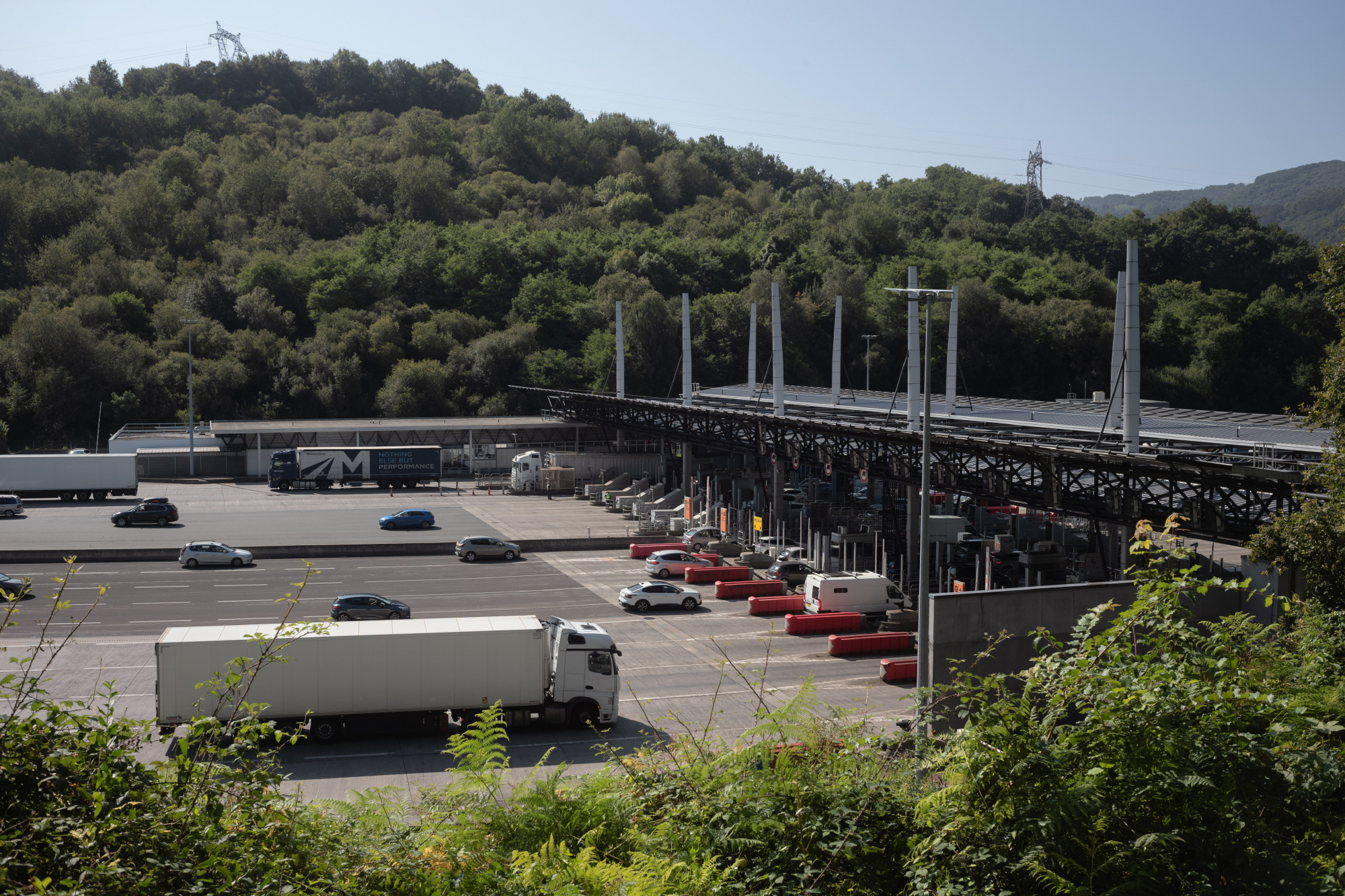 La frontière routière entre la France et l'Espagne. Souvent, les personnes exilées tentent de contourner par les montagnes environnantes pour esquiver les contrôles policiers.
