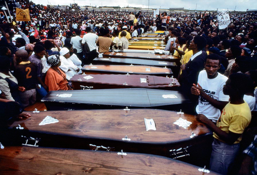 Après le massacre de Langa, dans l'Afrique du Sud de l'Apartheid, en mars 1985.