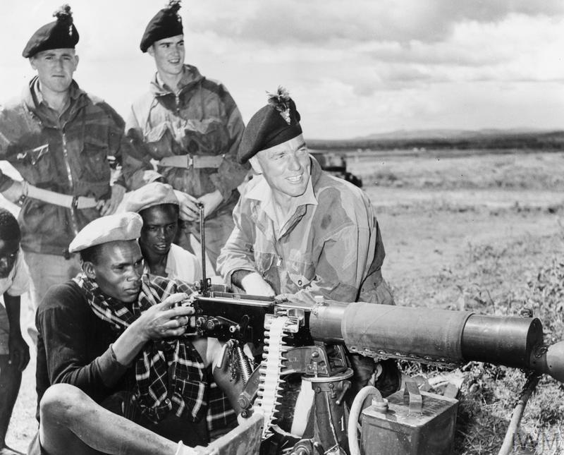 Durant la guerre contre les Mau-Mau, des soldats britanniques forment des membres de la Rift Valley Home Guard.