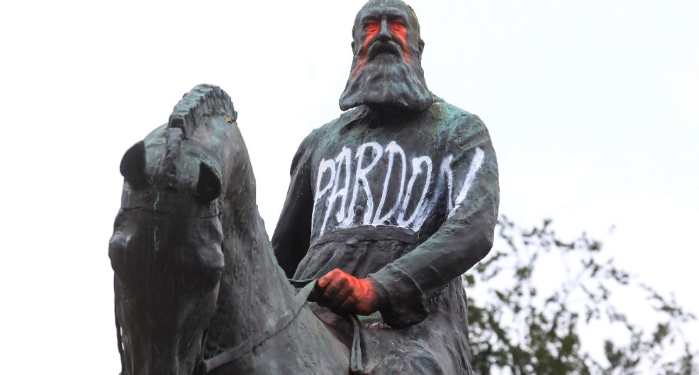 La statue du roi Léopold II, à Bruxelles, en juin 2020, détournée au plus fort du mouvement Black Lives Matter.