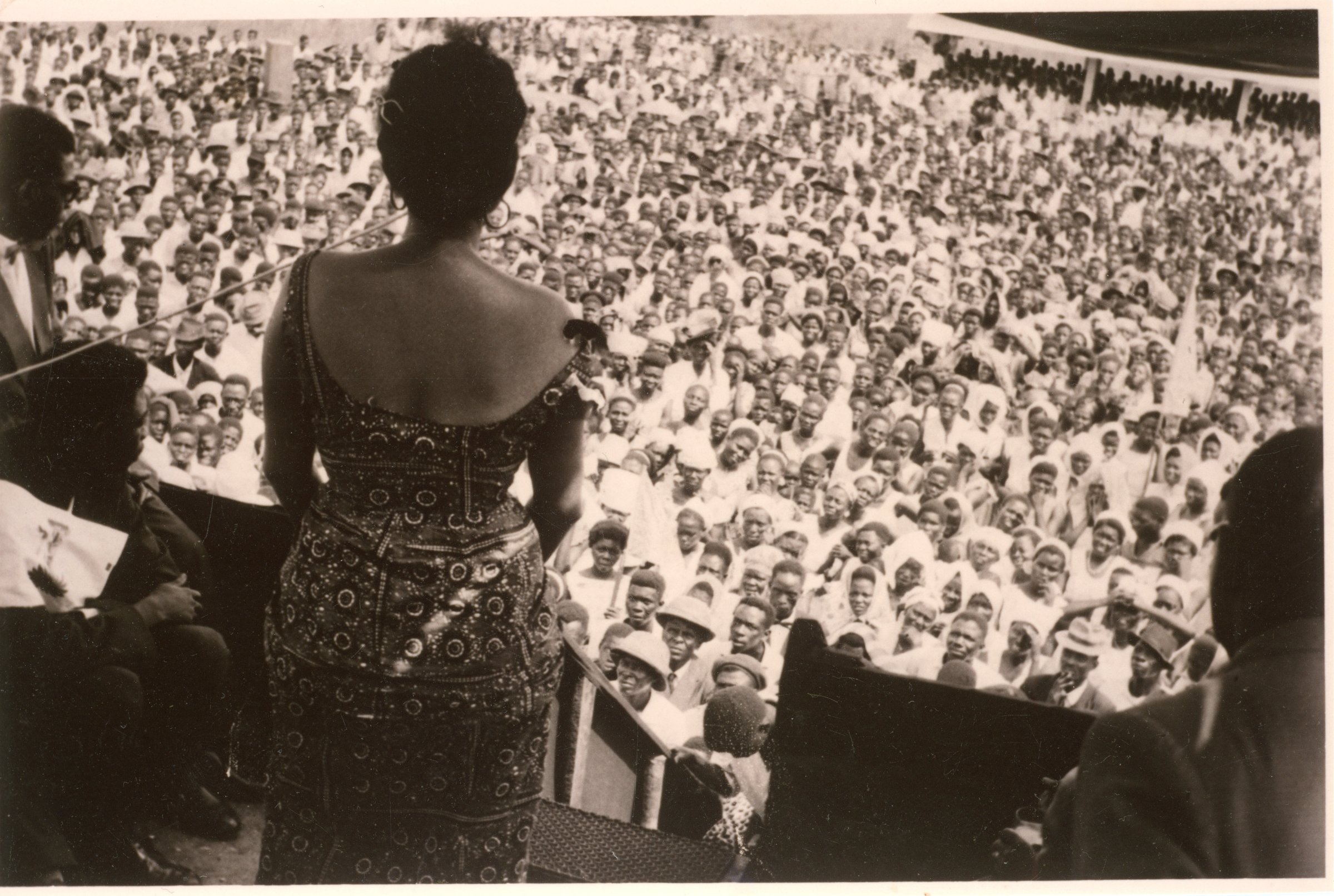 Andrée Blouin, lors d'un meeting au Congo belge, durant la campagne de 1960.