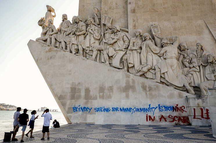 Au pied du monument, le tag de Leila Lakel.