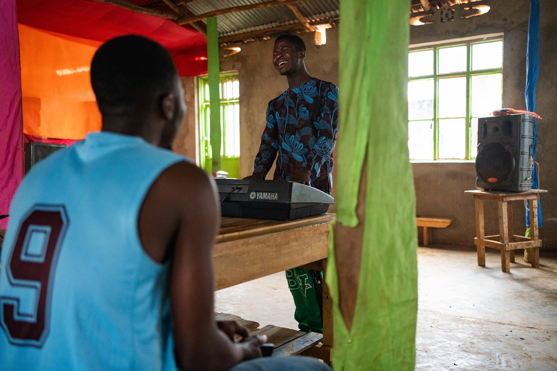 Fidèle et Placide, 22 ans, dans une église pentecôtiste sur l'île de Gihaya (lac Kivu), le 21 mars 2024.