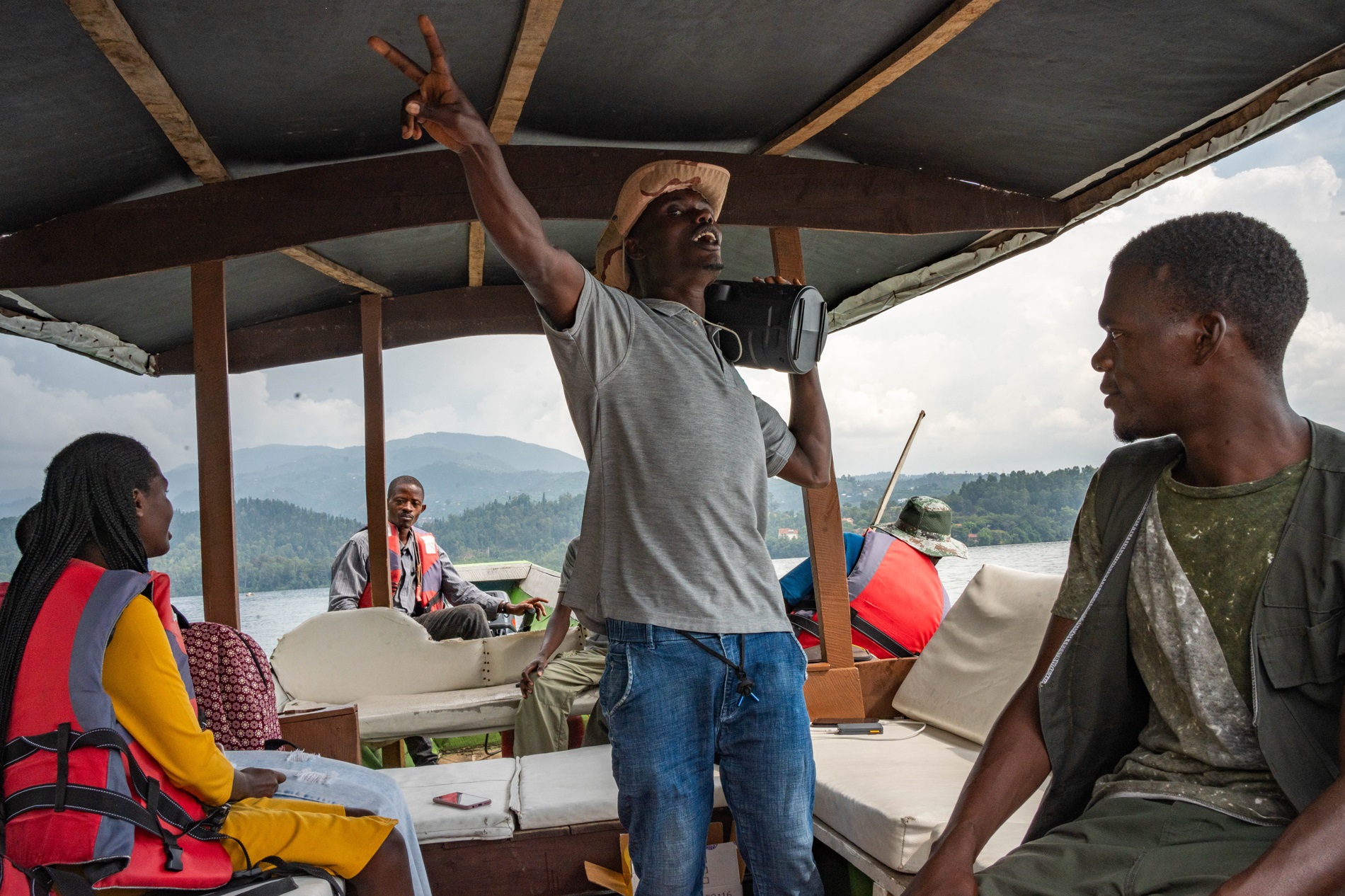 Aimable, 31 ans, guide touristique, avec ses amis, à Kibuye (24 mars 2024).