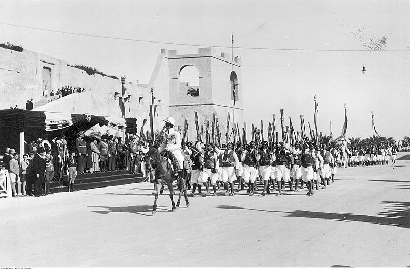 Parade des troupes coloniales libyennes dirigées par Rodolfo Graziani pendant la visite du roi italien Victor-Emmanuel III, en février 1932.