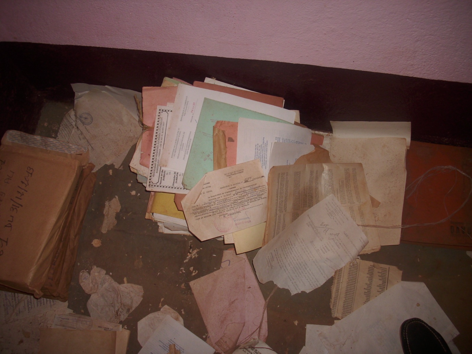 L'état des archives de la sous-préfecture de Mbouda (ouest du Cameroun), en 2016.