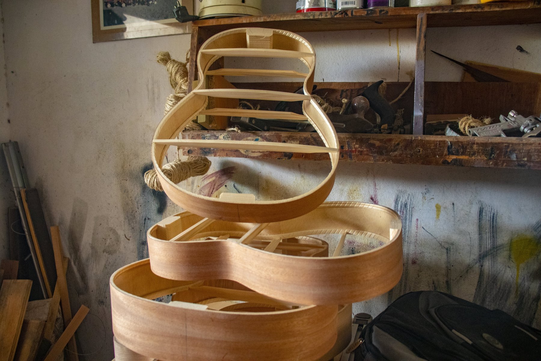 Des squelettes de cavaquinhos trônent dans l'atelier. Il s'agit de l'instrument le plus vendu par Aniceto et son équipe.