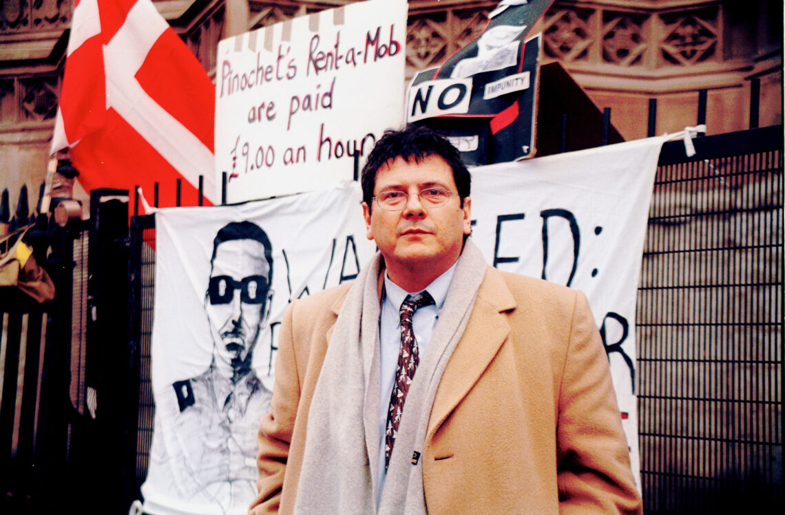 Reed Brody devant la Chambre des lords britannique lors des audiences sur l'arrestation de l'ancien dictateur chilien Augusto Pinochet, à Londres, en 1998.
