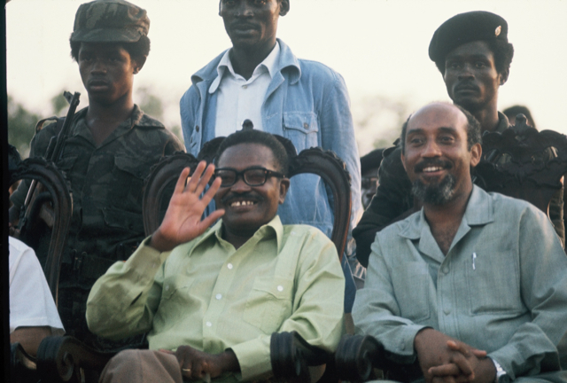 Agostinho Neto, au côté de Marcelino dos Santos, du Front de libération du Mozambique (Frelimo), au Mozambique, le 11 novembre 1975.