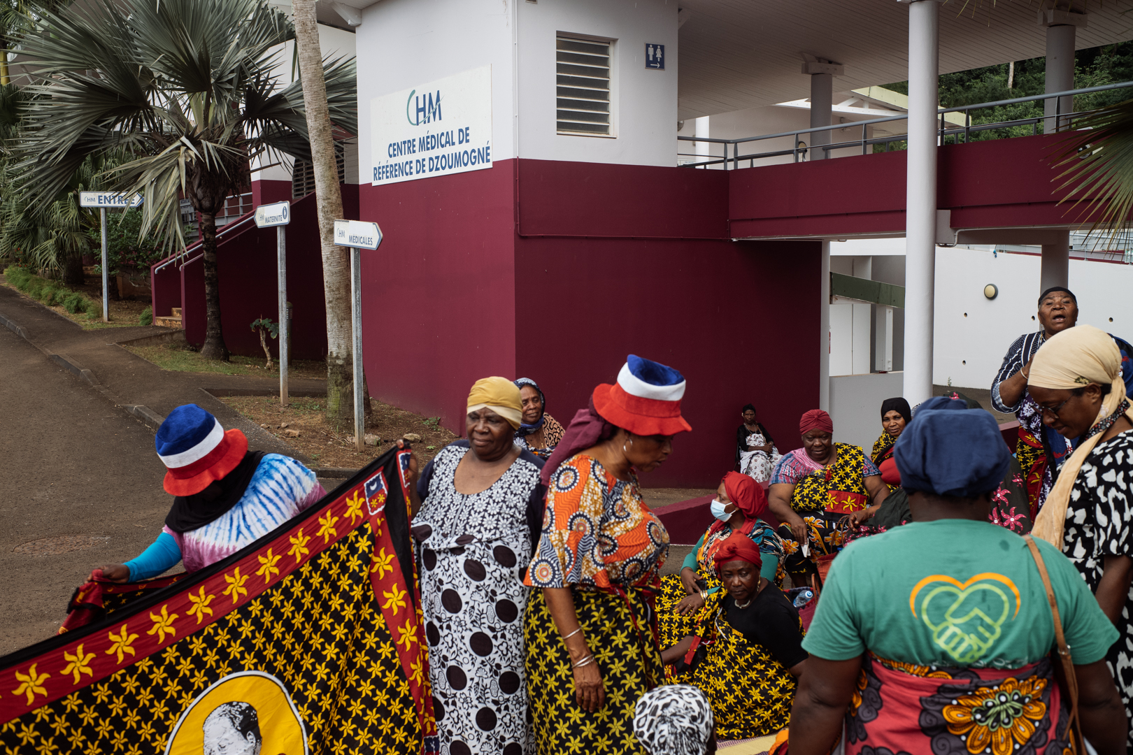 Des manifestant·es pro-« Wuambushu » ont bloqué l'accès au dispensaire de Dzoumogné durant plusieurs jours en mai 2023 (ici, le 11 mai).