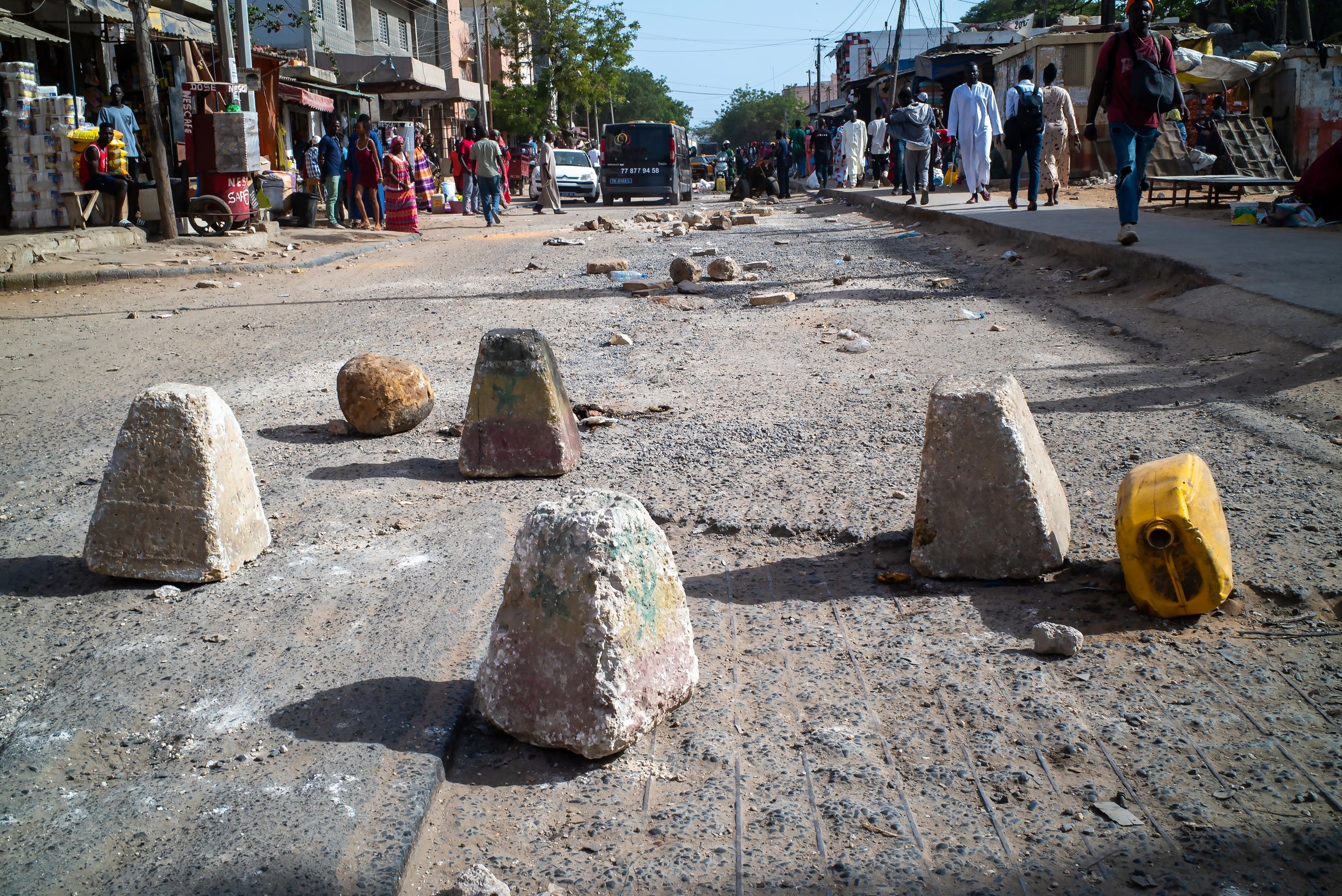 Dakar, le 1er juin 2023, dans une rue où des manifestants ont crié leur colère après la condamnation d'Ousmane Sonko.