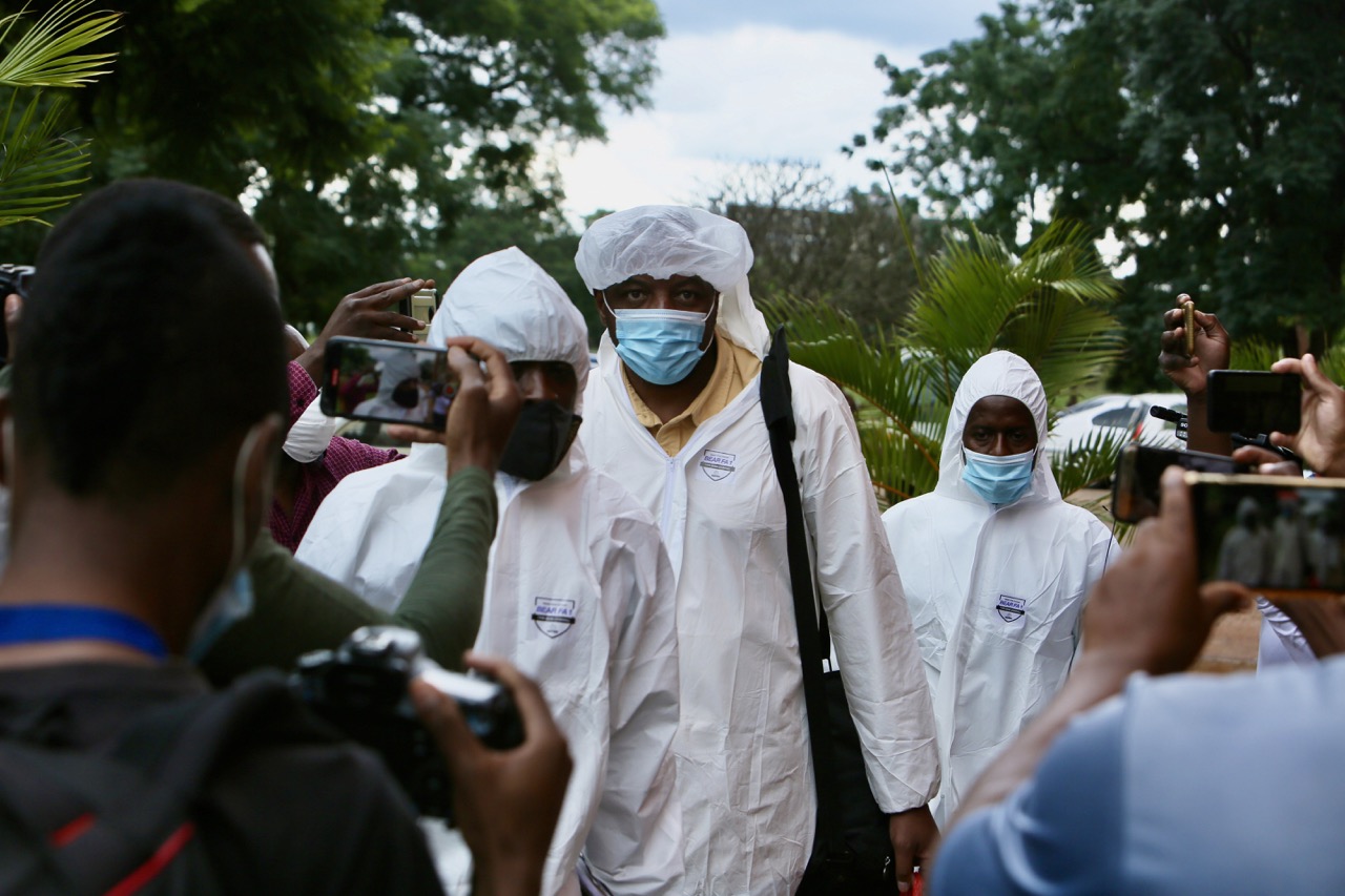 Le journaliste Hopewell Chin'ono devant le tribunal de Harare, le 9 janvier 2021.