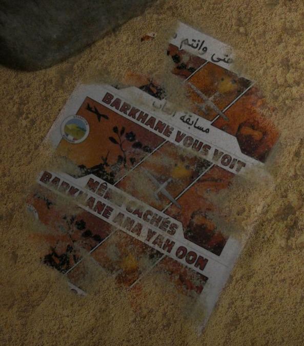 Un tract distribué par la force Barkhane au Mali, écrit en français et en arabe : « Barkhane vous voit, même cachés ».