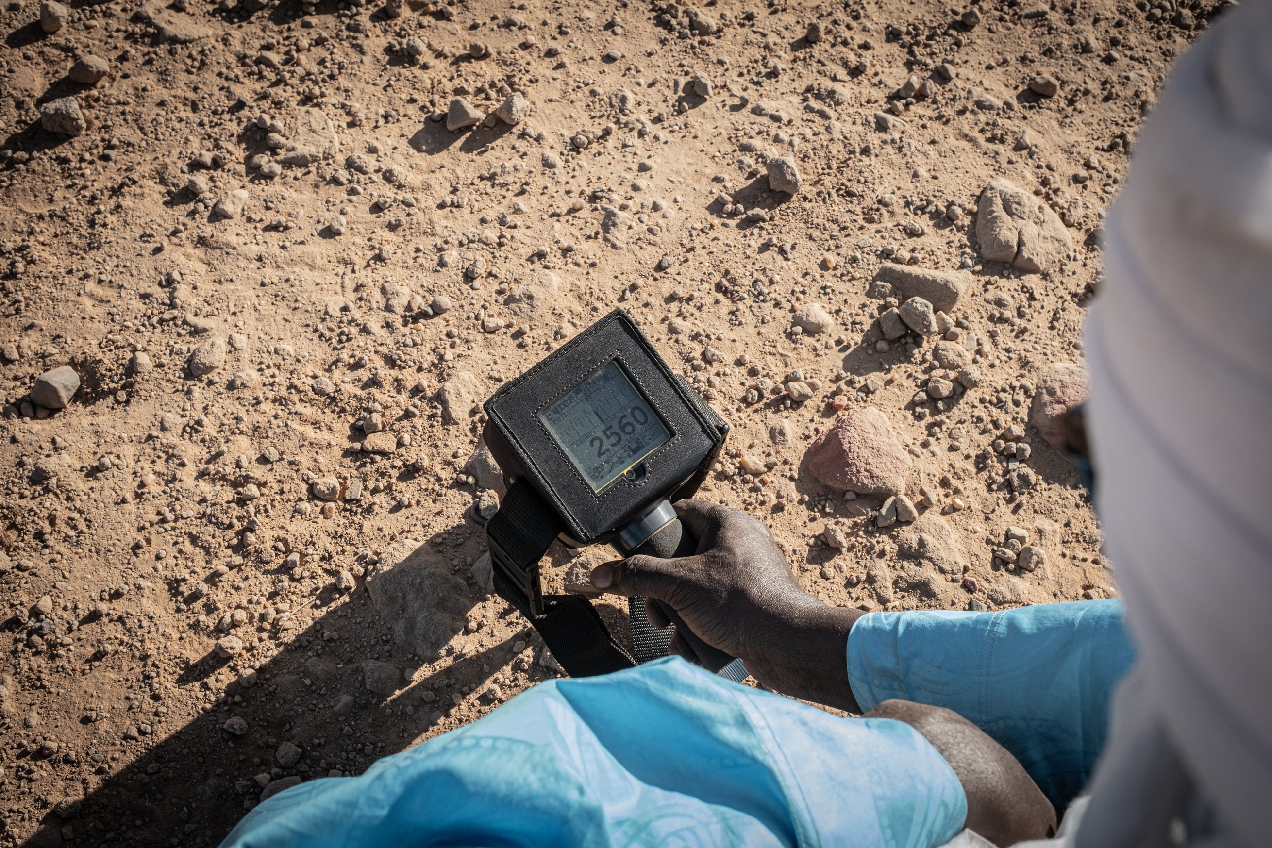 Le scintillomètre d'Almoustapha Alhacen mesure des niveaux de radiation 10 à 20 fois supérieurs à la normale dans le sol de l'ancien dépôt de la société de transport SNTN, dans le centre d'Arlit.