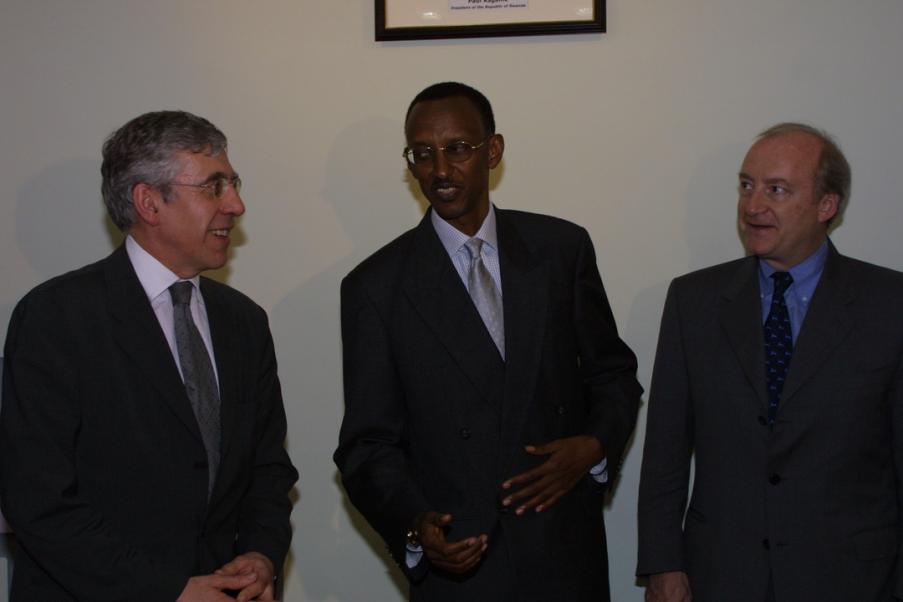 Kigali (Rwanda), janvier 2002. À droite, Hubert Védrine, alors ministre des Affaires étrangères, avec son homologue britannique, Jack Straw, et Paul Kagame, président du Rwanda.
